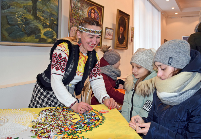 «Ділитися знаннями, вмінням — це завжди радісно й добре», — переконана майстриня художнього бісероплетіння Людмила Гургач із Чорткова